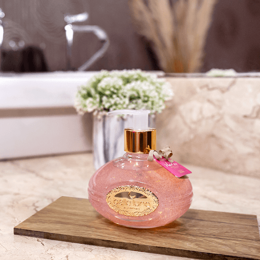Sabonete Líquido 250ml Madame Rosê - O sabonete líquido com glitter,além de belíssimo para decoração, limpa com suavidade suapele, deixando uma deliciosa fragrância enquanto hidrata apele.