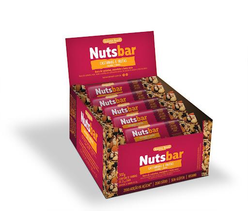 Barra de Castanhas e Frutas c/12  - Banana Brasil - Feitas com uma seleção de castanhas combinadas com sementes, frutas, nibs de cacau ou uma camada de chocolate. A Nutsbar tem zero adição de açúcar e traz os benefícios nutricionais das castanhas para o seu lanche diário com muito sabor.