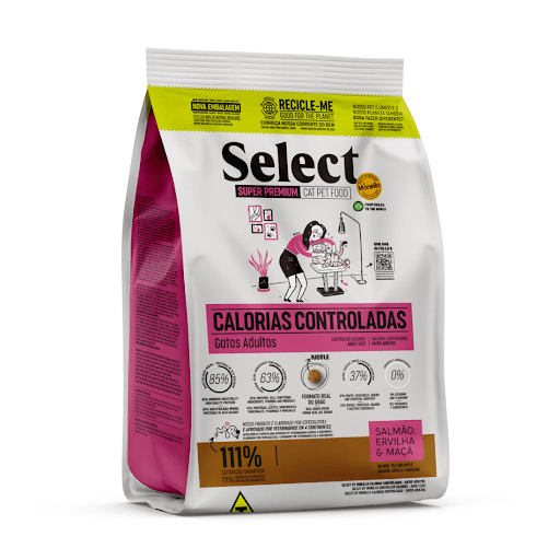 Select By Monello Gatos Adultos Calorias Controladas - Ingredientes selecionados fontes de proteínas, óleos, ingredientes funcionais, vitaminas e minerais, mín. 63% (farinha de vísceras de aves - mín. 21%, farinha de salmão - mín. 2%, farinha de carne e ossos de perus - mín. 1%, óleo de aves, óleo de salmão - mín. 0,5%, hidrolisado de fígado de aves, mistura de ovos desidratados - mín. 0,5%, farelo de glúten de milho 60, farelo de soja, biomassa de microalgas Schizochytrium sp. - mín. 0,1%, levedura de cervejaria inativada desidratada, blend de prebióticos - composto de: parede celular de levedura, galactooligossacarídeos, frutooligossacarídeos e levedura seca de cana de açúcar, hexametafosfato de sódio, L-carnitina, extrato de Yucca, metionina, taurina, vitaminas A, D3, E, C, K3, B1, B2, B6, B12, pantotenato de cálcio, ácido fólico, ácido nicotínico, biotina, cloreto de colina, minerais cloreto de sódio, cloreto de potássio, sulfato de manganês, sulfato de zinco, glicinato de zinco, sulfato de ferro, sulfato de cobre, iodato de cálcio, selenito de sódio, selênio metionina). Frutas, vegetais, grãos e aditivos essenciais, mín. 37% (quirera de arroz, grão de milho, farelo de trigo, mix concentrado de frutas e vegetais desidratados - composto de: farinha de batata doce - mín. 0,35%, maçãs - mín. 0,03%, bananas, mirtilos (blueberries), cenouras - mín. 0,03% e farinha de ervilhas - mín. 0,05%, polpa desidratada de beterraba - mín. 1%, ácido fosfórico e aditivos antioxidantes BHA e
