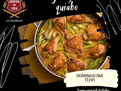 Frango com quiabo, acompanhado de arroz, feijão, polenta , farofa e salada . 