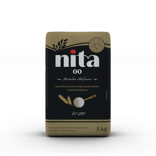 Farinha de Trigo Nita 00 5kg - Descrição:


Farinha de trigo enriquecida com ferro e ácido fólico. A primeira farinha italiana Tipo 00 embalada no Brasil.


Uma farinha forte, com W mínimo 280, para pães e pizzas de longa fermentação





Principais Aplicações:





Para uso profissional, apresenta características ideais para pães de longa fermentação e pizza.





Lista de Ingredientes:


Farinha de trigo tipo 1, enriquecida com ferro e ácido fólico.





Características Físico-Químicas


Umidade (%): 12,5 – 15,0


Cinzas (%): máx 0,60


Glúten Úmido (%): mín. 28


Falling Number (s): min 280


Granulometria (%): 95 – 100 passante na malha de 250micras.





 





Características Reológicas


Absorção Farinográfica (%): 57 - 60.


“W” Alveográfico (10-4J): mín. 280





 





Características Microbiológicas


Resolução ANVS nº 331 de 23 de dezembro de 2019.








Contém glúten


Alergênicos: Contém derivados de trigo e pode conter centeio, cevada, aveia, triticale e soja.


Este produto é enriquecido com 4mg a 9mg de ferro/100g e com 140µg a 220µg de ácido fólico/100g.


O enriquecimento de farinhas com ferro e ácido fólico é uma estratégia para combate da má formação de bebês durante a gestação e da anemia.





 





Embalagem: Sacos de papel Kraft branco, totalmente vedada e sem vazamento. Peso líquido 5 kg





 





Prazo de Validade: 300 dias


Conservação: Conservar em local seco, fresco e protegido da luz