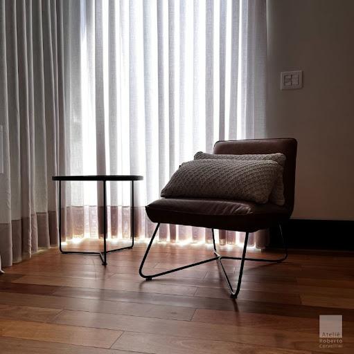 Do piso de madeira Legno, que conecta, até a cortina que suaviza a luz, cada detalhe aqui transforma o ambiente. A textura aconchegante da almofada em tricô é o toque final de conforto.

✨ No Ateliê Roberto Cervellini, levamos o aconchego para todos os cantos da sua casa.