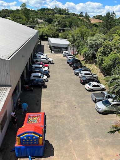 Estacionamento fechado gratuito 
