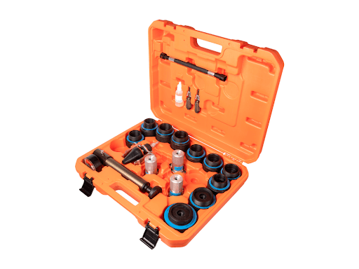 109681 Conjunto Teste Pressao Do Sistema Arrefecimento - Equipamento (com aplicação abrangente em automóveis e utilitários) para:|a) testar a estanqueidade do sistema de arrefecimento.|b) testar a válvula da tampa do reservatório de expansão / radiador. Conta com uma bomba manual grande com manômetro, 10 adaptadores plásticos (desde o lote 88701/19, de nov/19) e 4 adaptadores metálicos, sendo 1 de aplicação geral (para teste do sistema). Produto fornecido em uma maleta plástica especial grande.|Composição:|01 - Bomba manual longa em alumínio, com acabamento anodizado e equipada com: a) manômetro "seco" com caixa de aço e escala de 0 a 4 bar e b) válvula de descarga (109671-01).|01 - Mangueira flexível de borracha com 0,2 m e engates rápidos tipo "Click" 5/16" fêmea retos em ambas extremidades (109671-06).|02 - Conexão em plástico de engenharia com engate rápido tipo "Click" 5/16", rosca e o'ring (RV-22L)*.|01 - Adaptador metálico ajustável, com cone de borracha e engate rápido tipo "Click" 5/16", para teste (somente do sistema) de automóveis, utilitários e veículos pesados em geral (que possuam bocal do reservatório / radiador com diâmetro 18 mm a diâmetro 40 mm) (109680).|01 - Adaptador plástico para teste dos automóveis GM (até 11) (tampa mod. antigo) e Ford (até 11) (tampa mod. antigo) (109671-02).|01 - Adaptador plástico para teste dos automóveis Ford e VW (Autolatina) (88-96) e caminhão Ford Cargo 815 (109671-04)**.|01 - Adaptador plástico para teste dos automóveis VW Go
