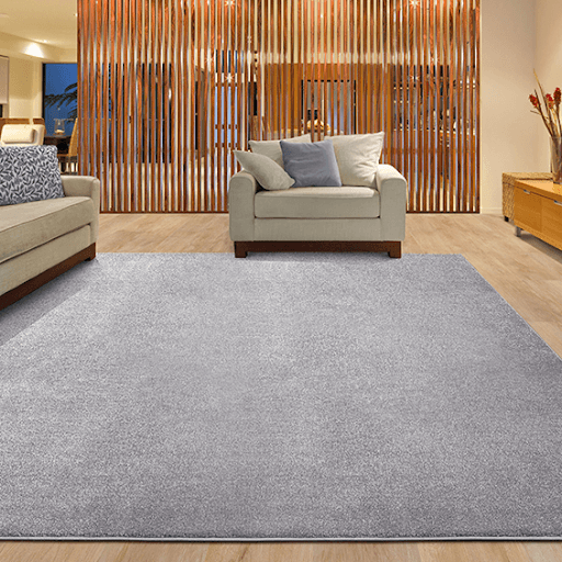 ECLETIK CINZA CLARO 5527 Tapete Sob Medida para Sala, Quarto, Living  - Tapetes São Carlos - A coleção ECLETIK recebe Base Confortex - Protege o piso, Proteção UV, Fios Roselan - Polipropileno Resistente, sua superfície é feita com fios em veludo macio, Tratamento Anti Ácaro - Reduz alergias, é lavável, Acabamento em Micro Debrum, Selo Green Label - Seguro - Baixa emissão de VOC, Faz em tamanhos redondos, Faz em formatos organicos. Medidas Disponíveis ESPECIAL,