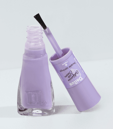 Esmalte California Ice Cream - Purple Springs - A coleção California Ice Cream traz cinco cores deliciosamente lindas em tons pastel para você arrasar no verão. Os esmaltes têm alta cobertura (e você não vai precisar aplicar várias camadas para chegar na cor – ufa!), acabamento cremoso e são bem brilhantes. A dupla tampa anatômica + pincel big flat brush é implacável, nossa grande aliada para facilitar a esmaltação. Praticidade é tudo, não é mesmo? E mais: o esmalte seca bem rápido e dura muito! Se você é colecionadora, também vai amar o design exclusivo do vidrinho. Os tons são inspirados na doçura dos sorvetes (quem não ama?) e no charme da Califórnia.





Por que amamos?


- Alta cobertura


- Cremoso


- Acabamento brilhante


- Fácil de aplicar


- Secagem rápida


- Longa duração


- Pincel big flat brush


- Tampa anatômica


- Design exclusivo