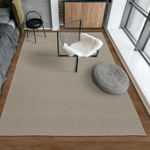 BALI ESTILO 48|27 Tapete para Sala, Sala de Jantar, Área Gourmet  - Tapetes São Carlos - 1. Base Confortex. 
2. Proteção UV. 
3. Fios Roselan. 
4. Acabamento em debrum/duas barras viradas. 
5. Lavável. 
6. Variedade de medidas. 

A coleção BALI combina estilo e funcionalidade, com Base Confortex que protege o piso e Tecnologia UV que preserva as cores. Fios Roselan garantem durabilidade, com opções de acabamento em debrum ou barras viradas. Laváveis e disponíveis em diversas medidas, são ideais para ambientes elegantes e práticos.
