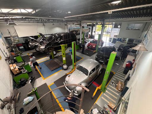 Com mais de 20 anos de experiência, a SEKWY Bosch Service é referência em manutenção automotiva de alta performance.
Trabalhamos com equipamentos homologados, peças originais e técnicos certificados pela Bosch.
Oferecemos serviços de mecânica, elétrica, suspensão, direção e ar-condicionado automotivo.
 Qualidade Bosch. Atendimento SEKWY. A combinação perfeita para o seu carro.