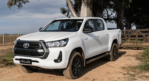 5 razões para escolher a Hilux no agro - Se o seu negócio é no campo, escolha quem entende de força e resistência: a Hilux da Toyota Sulpar.
Com motor 2.8 turbodiesel, robustez reconhecida, baixo custo de manutenção, tecnologia embarcada e alto valor de revenda, ela é ideal para o agronegócio.
A Hilux entrega desempenho, economia e segurança, sem abrir mão do conforto e da qualidade Toyota.
Agende um test drive na Toyota Sulpar e comprove: a Hilux é feita para quem trabalha pesado e exige confiança todos os dias.