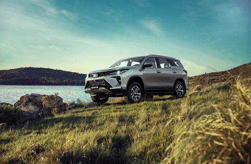 Conheça a Toyota SW4 - A Toyota SW4 combina robustez, elegância e tecnologia.
Equipada com motor 2.8 turbodiesel, tração 4x4, câmbio automático e 7 lugares, ela está pronta para qualquer desafio — com conforto e sofisticação.
No interior, acabamento premium, sistema de som JBL, central multimídia e amplo espaço para toda a família.
E para sua segurança, o pacote Toyota Safety Sense oferece tranquilidade em cada trajeto.
Potência, requinte e tradição Toyota.
Agende seu test drive na SGA Toyota.